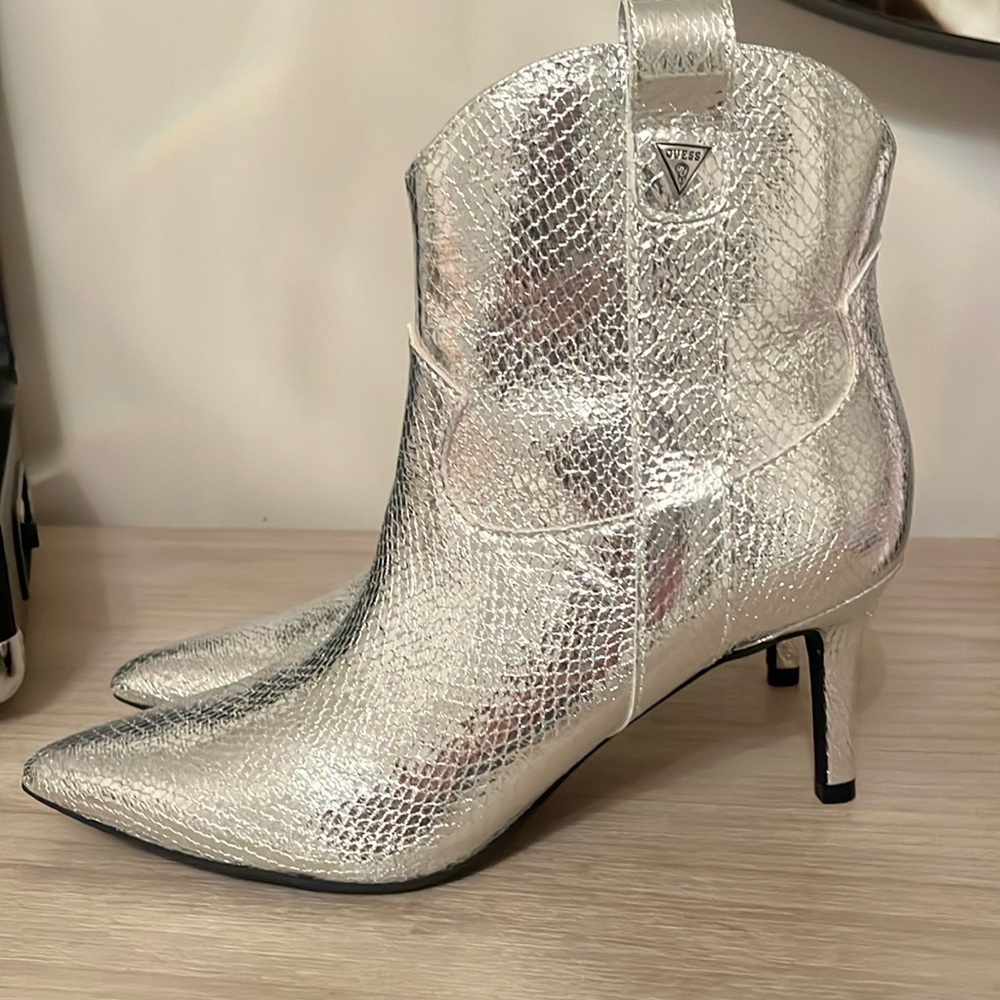 GUESS NWOT Silver‎ Metallic Snake Print Western Boots